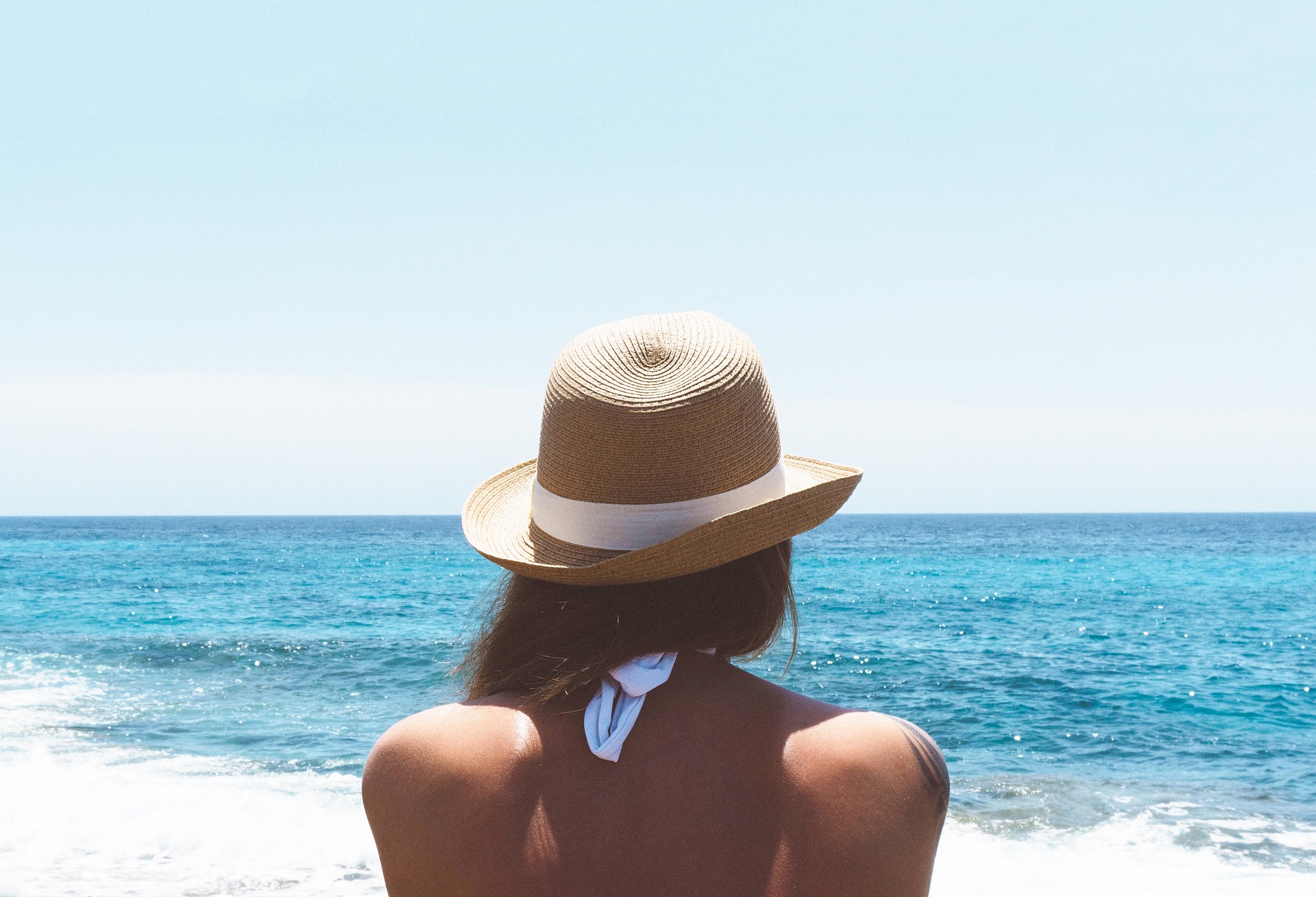 לקראת חודשי הקיץ החמים – כובע עם רקמה של הלוגו